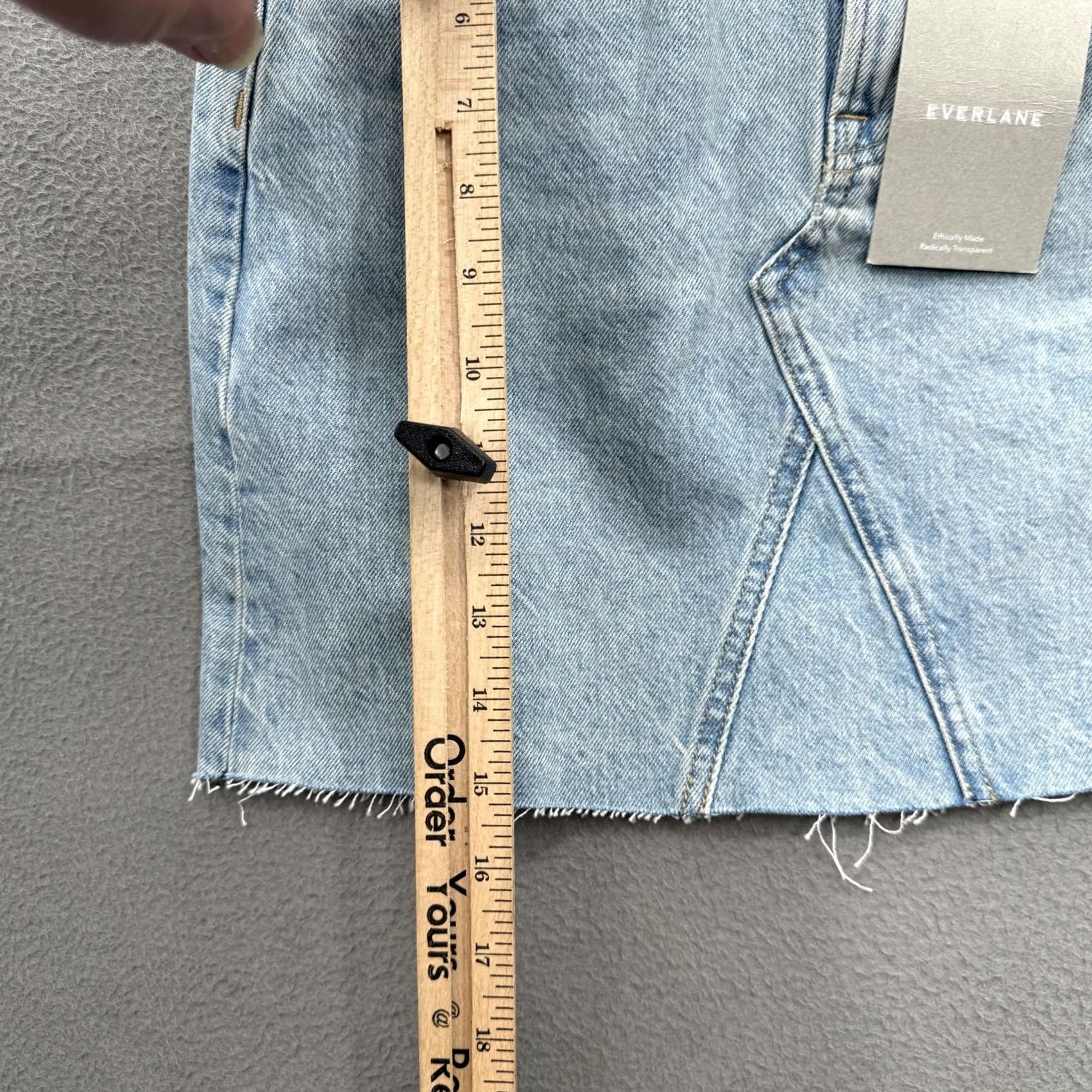 Everlane Everlane Reconstructed Denim Skirt Womens 25 High Rise Light Blue Wash Raw Hem A-Line Pockets Casual Size 42" / US 20 - 7 Thumbnail