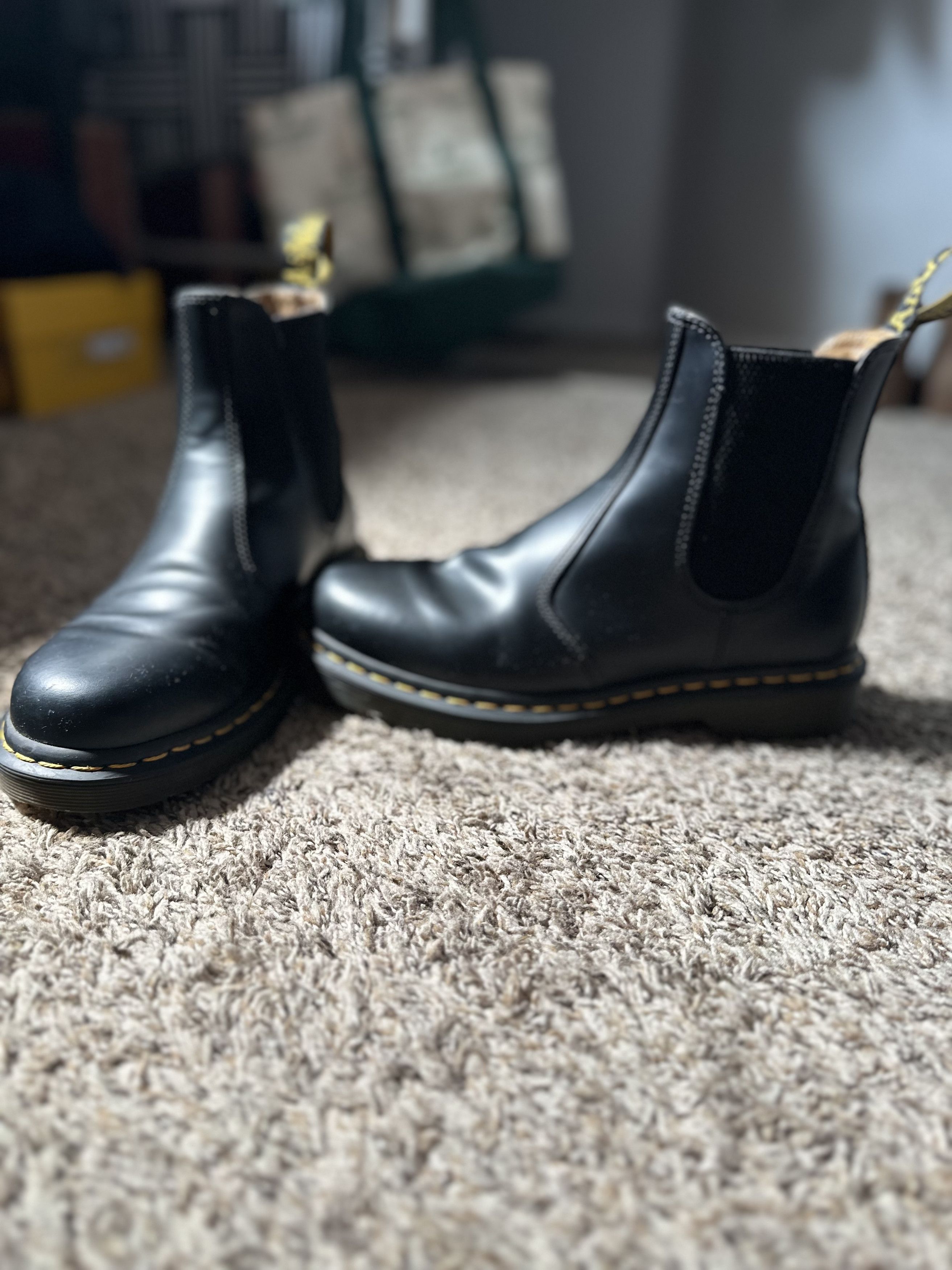 image of Dr Martens Smooth Leather Chelsea Boots in Black, Men's (Size 7)