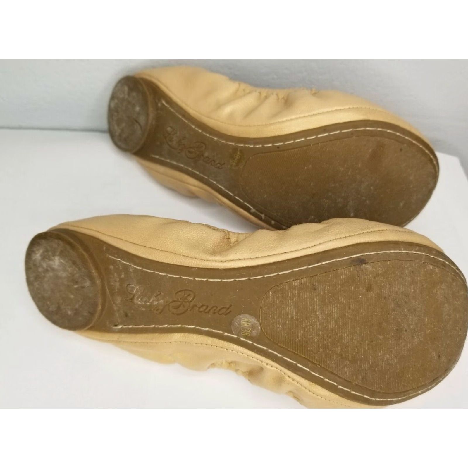 Lucky Brand Lucky Brand Ballet Flat Slip On Scrunch Beige Tan 8 Women Casual Flat Shoes (Medium) Size US 8 / IT 38 - 2 Thumbnail