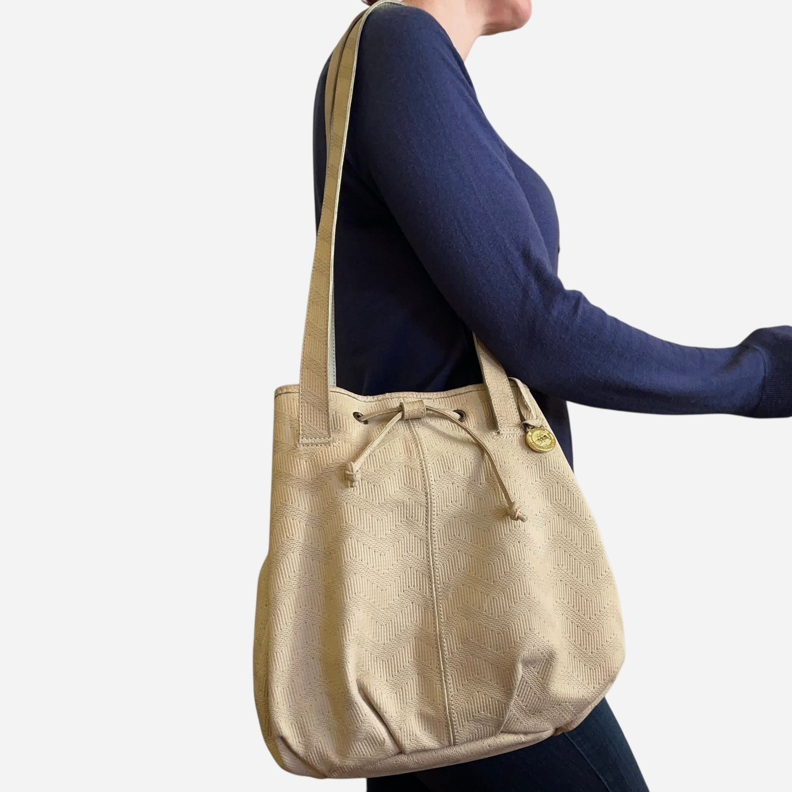 BRAHMIN × Vintage Brahmin Vintage Chevron Embossed Cream Leather Bucket Bag Size ONE SIZE - 2 Thumbnail