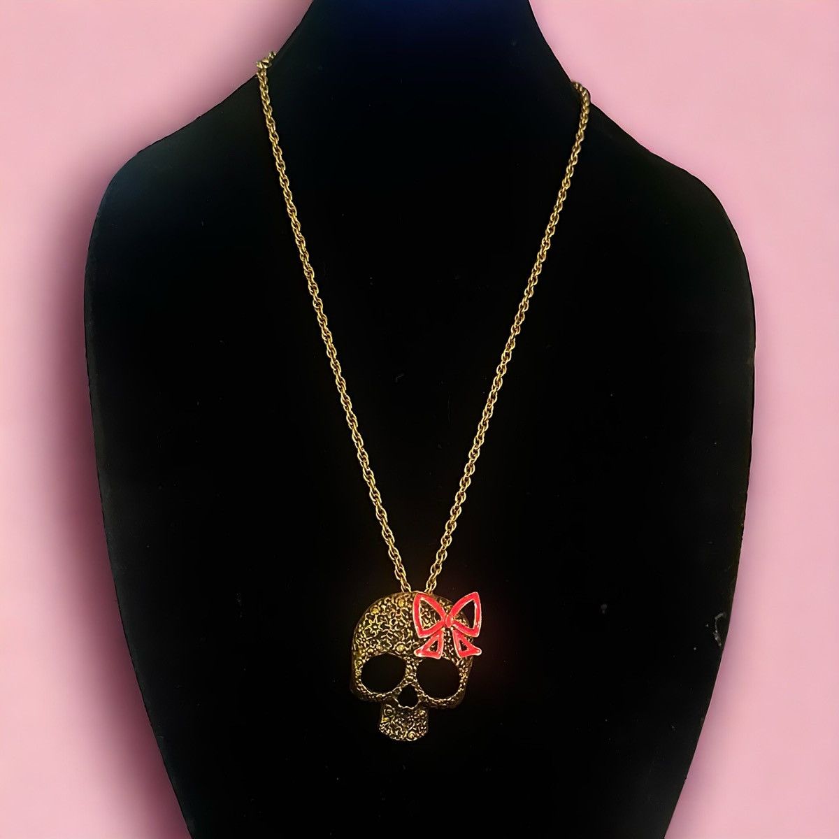 Other Long gold tone skull with pink bow pendant necklace Size ONE SIZE - 2 Thumbnail