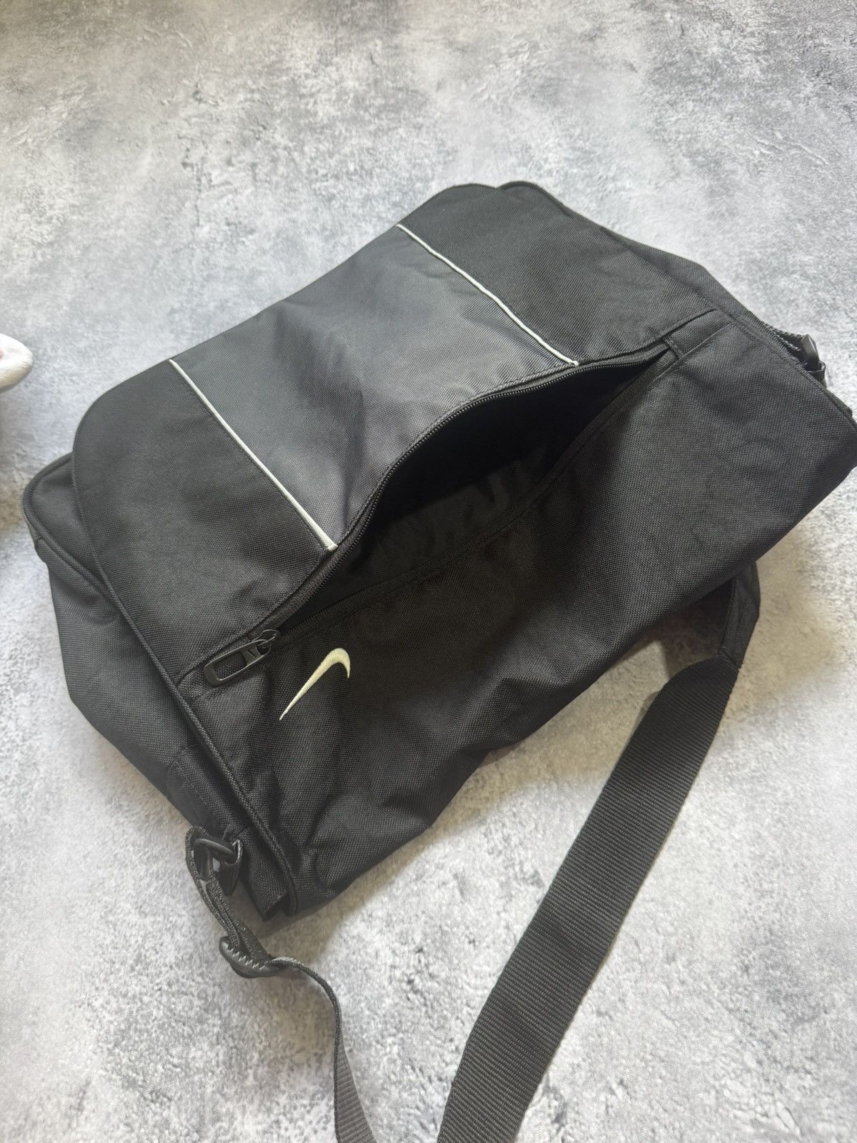 Nike Vintage Nike Y2K Retro Black Crossbody Bag Shoulder Bag Nike Size ONE SIZE - 2 Thumbnail