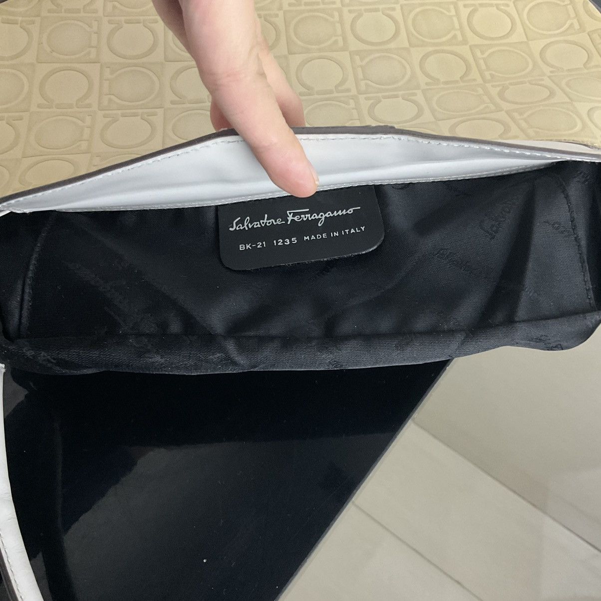 Salvatore Ferragamo Salvatore Ferragamo White Gancini Leather Shoulder Bag Size ONE SIZE - 9 Thumbnail