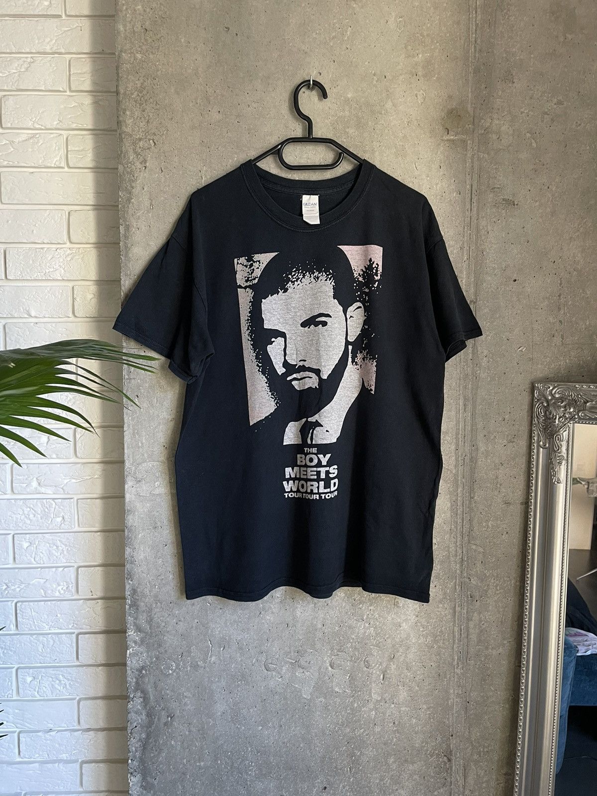 Band Tees DRAKE THE BOY MEETS WORLD TOUR FADED BOXY RAP T SHIRT Y2k Size US L / EU 52-54 / 3 - 4 Thumbnail