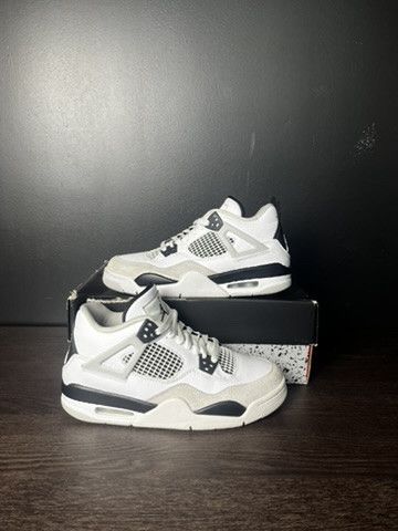 Jordan Brand Air Jordan 4 Retro "Military Black" (GS) **PRE-OWNED** Size US 6.5 / EU 39-40 - 1 Thumbnail