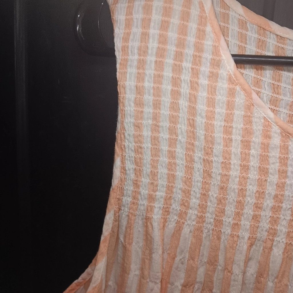 Torrid Torrid 2x, sleeveless top, Orange crinkled material, nwot Size XL / US 12-14 / IT 48-50 - 3 Thumbnail
