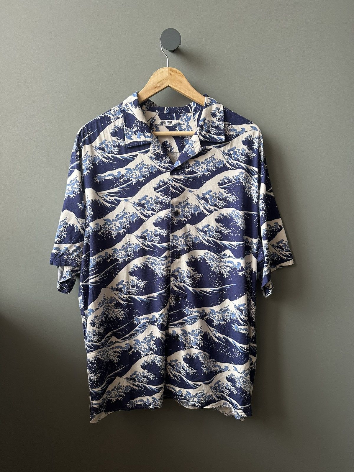 Uniqlo Uniqlo Wave Short Sleeve Hawaii Shirt Size XL Size US XL / EU 56 / 4 - 1 Thumbnail