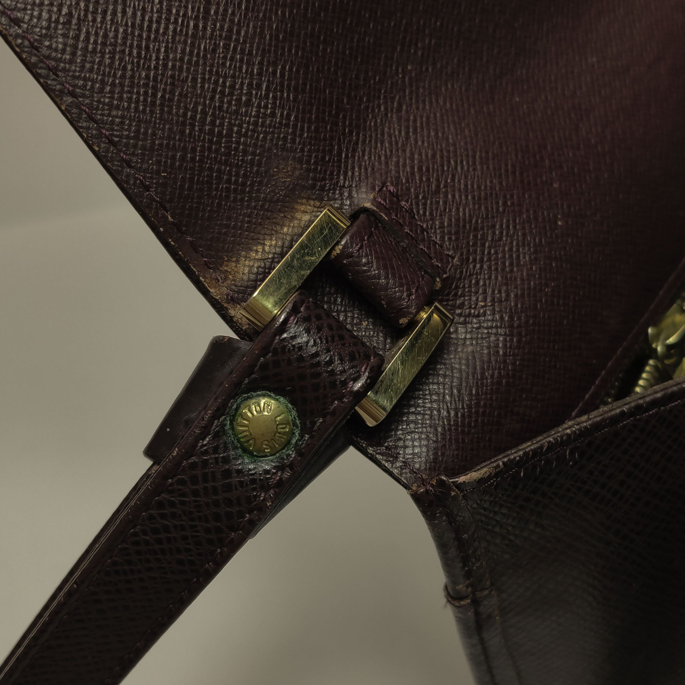 Louis Vuitton Louis Vuitton (LV) Cowhide Solid Metal Lock Flap Clutch -y2 Size ONE SIZE - 1 Thumbnail