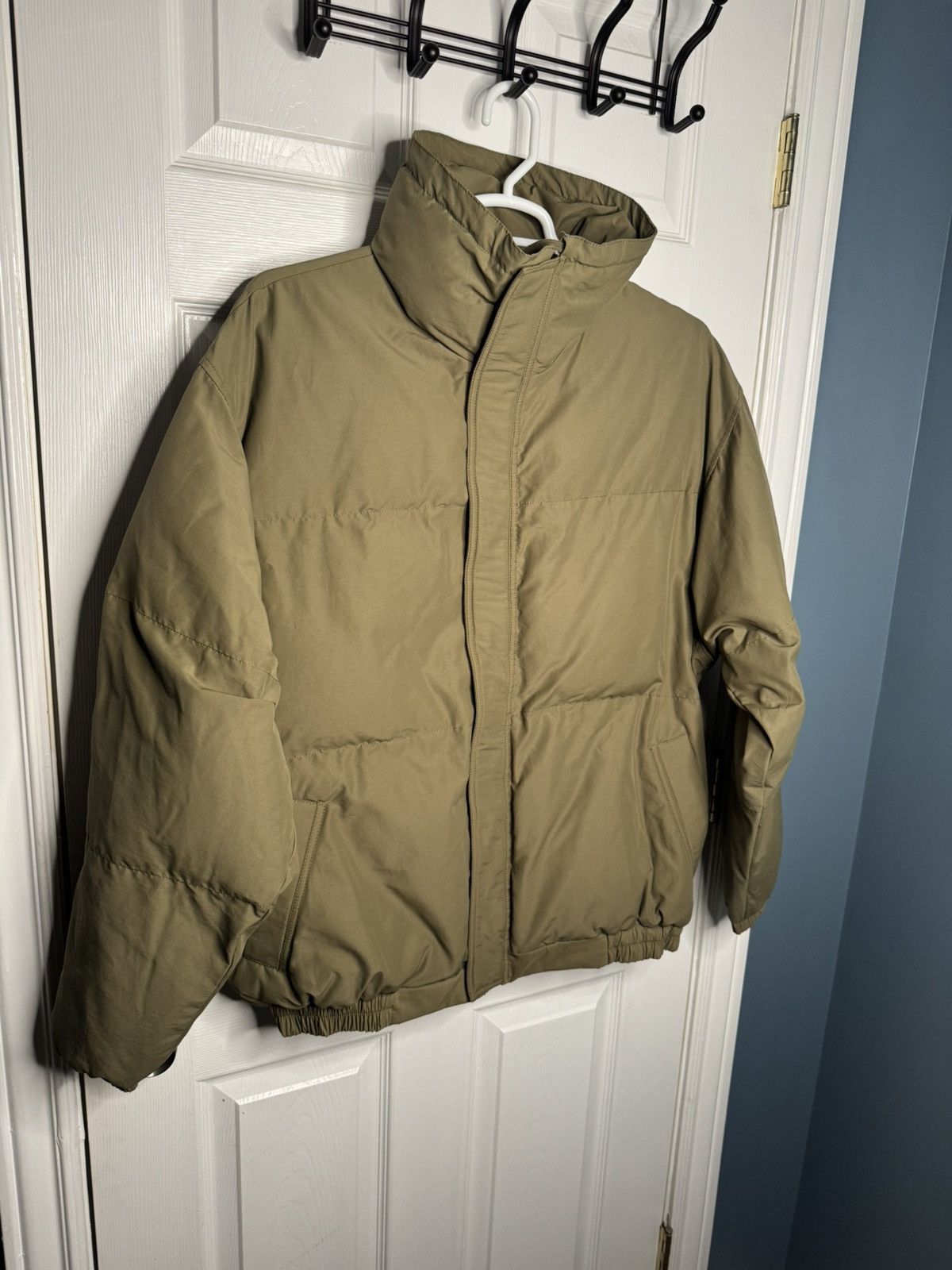 Fear of God Fear of God ESSENTIALS Puffer Army Green Size US L / EU 52-54 / 3 - 6 Thumbnail