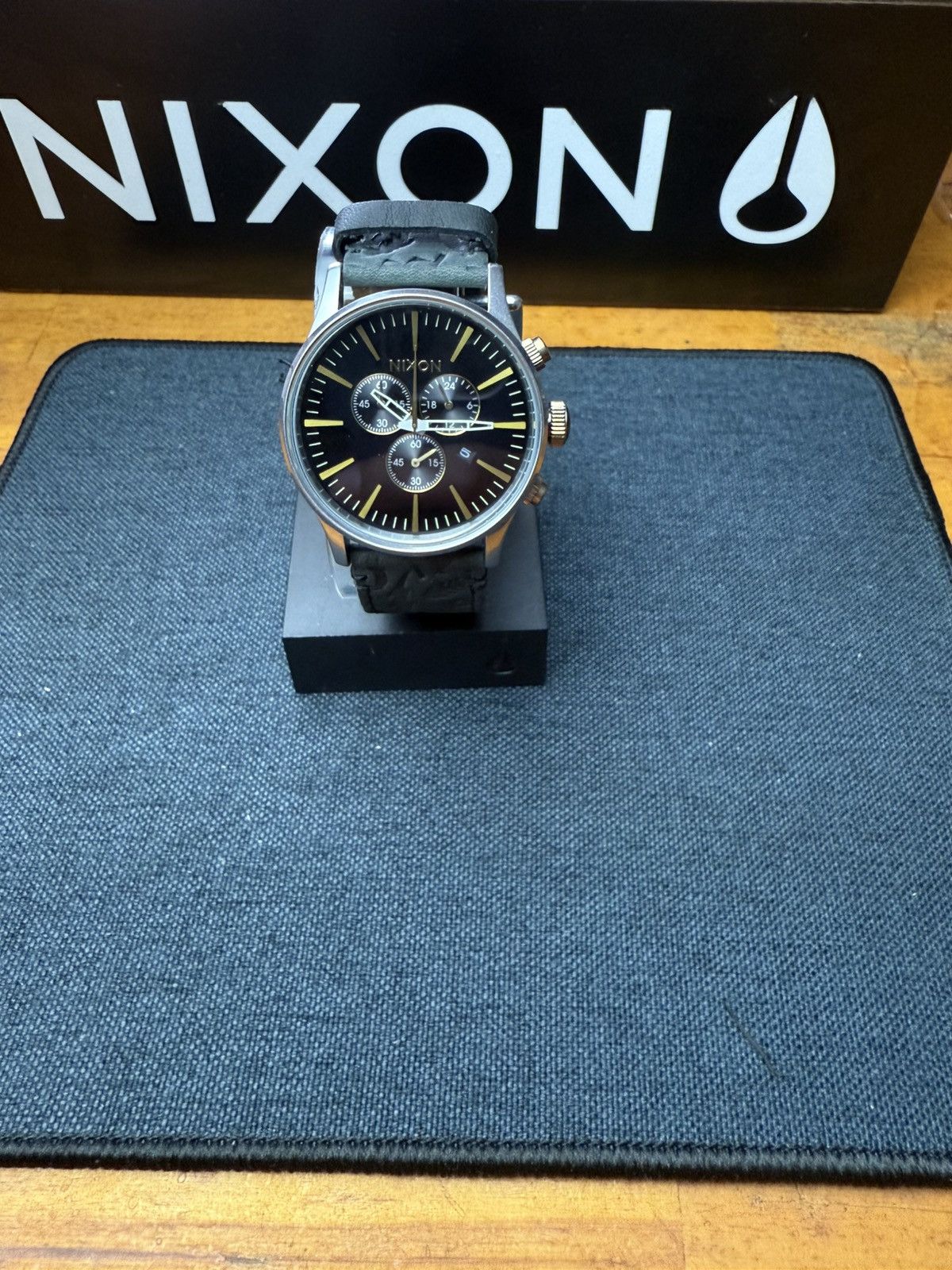 Nixon Nixon Sentry Chrono Leather Black / Brass Size ONE SIZE - 1 Thumbnail