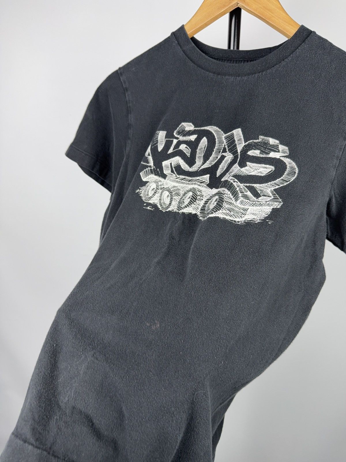 Uniqlo 00s Uniqlo UT KAWS SKATE SK8 Logo Graphic T-Shirt Black XS Size US XS / EU 42 / 0 - 5 Thumbnail