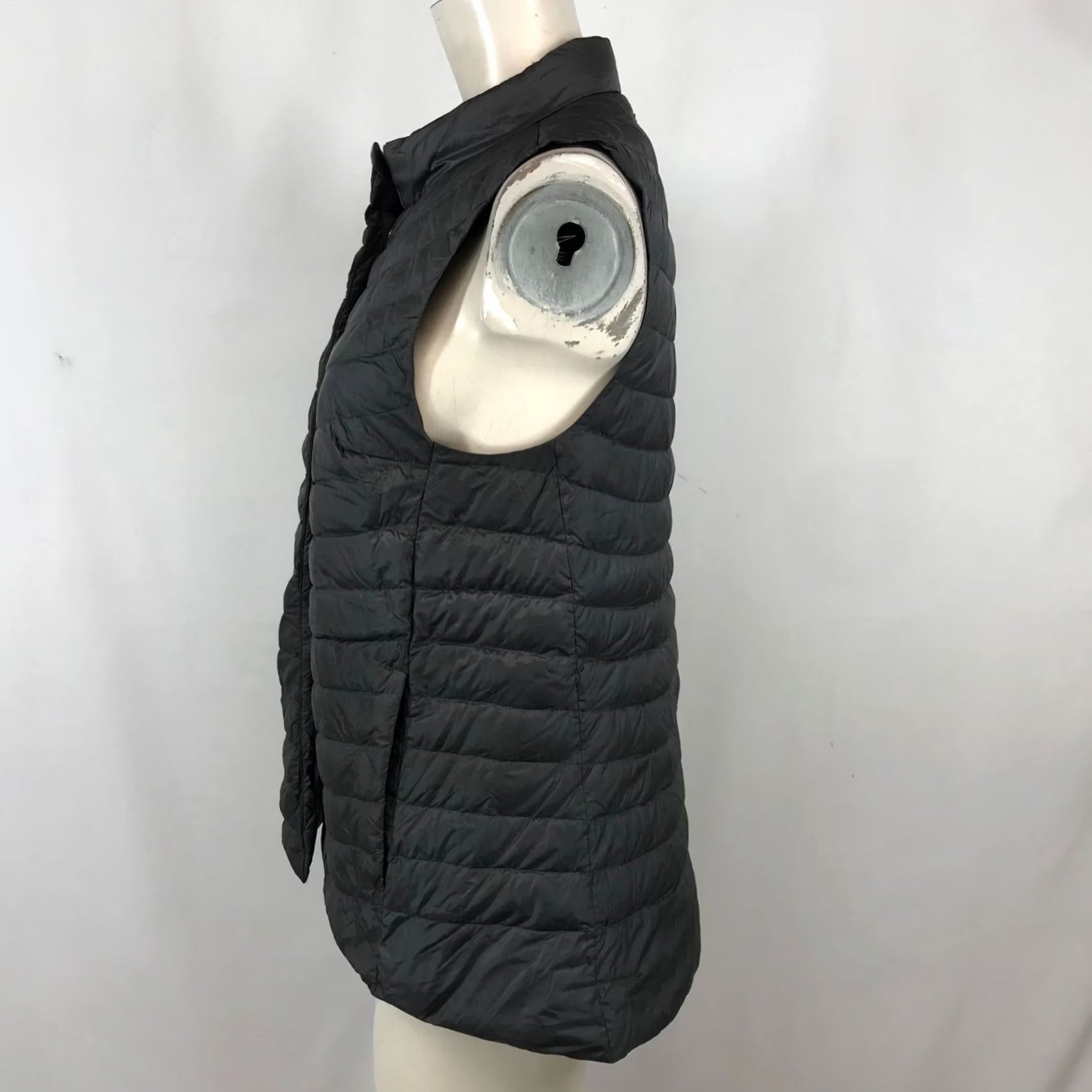 Athleta WOMENS SMALL GRAY ATHLETA VEST Quilted DOWN Front Button Up Down Filled No Pockets? Size S / US 4 / IT 40 - 4 Thumbnail