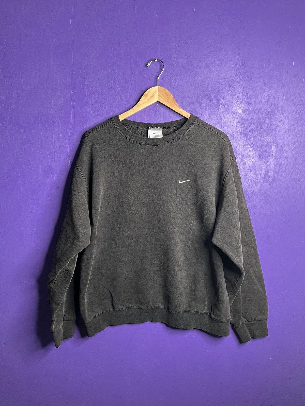 Nike × Vintage Vintage 00s Nike simple swoosh faded black crewneck Size US L / EU 52-54 / 3 - 1 Thumbnail