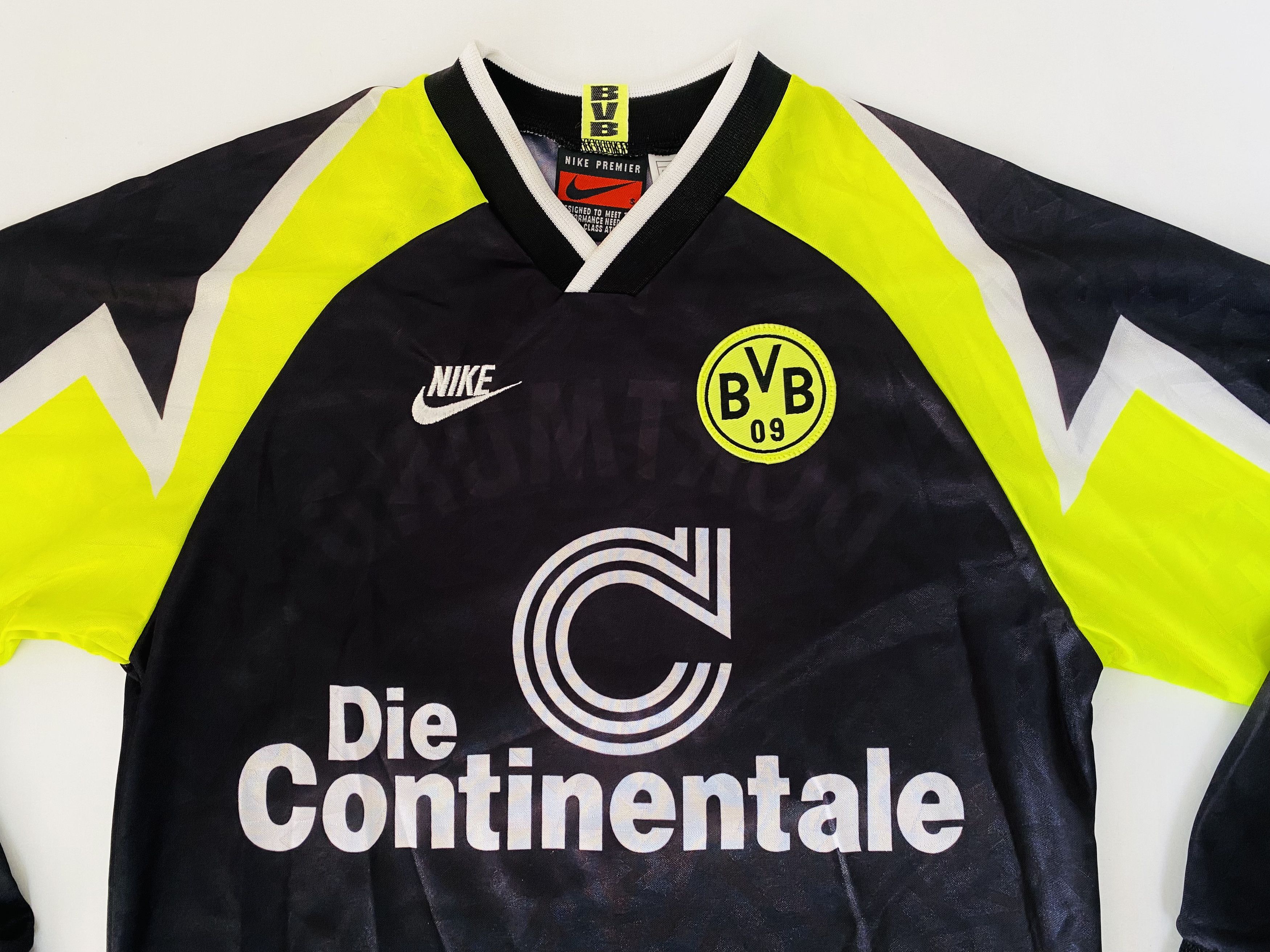 Nike Borussia Dortmund *Mint Condition* Away Jersey 1995 / 1996 Size US S / EU 44-46 / 1 - 4 Thumbnail