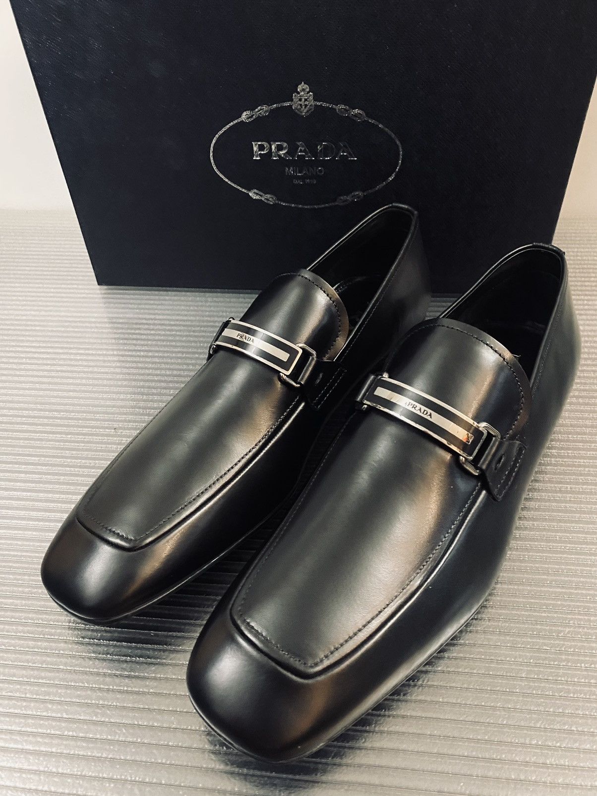 Prada Prada 🇮🇹 Nero smart calf metal logo plate vamp loafer 9.5 NEW Size US 9.5 / EU 42-43 - 15 Thumbnail