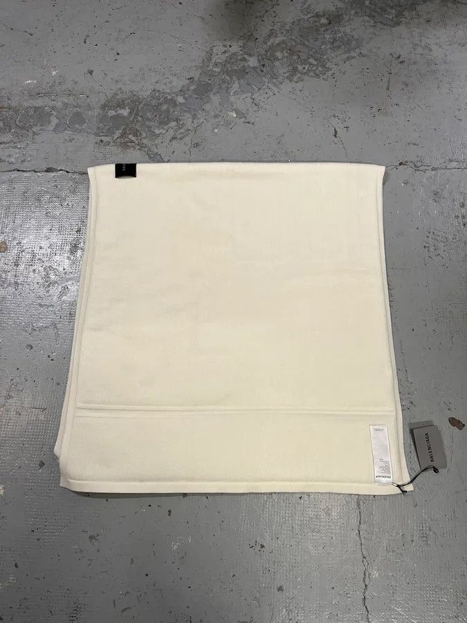 Balenciaga Balenciaga Trompe LOeil Towel Cozy Oversize White Scarf Size ONE SIZE - 5 Thumbnail