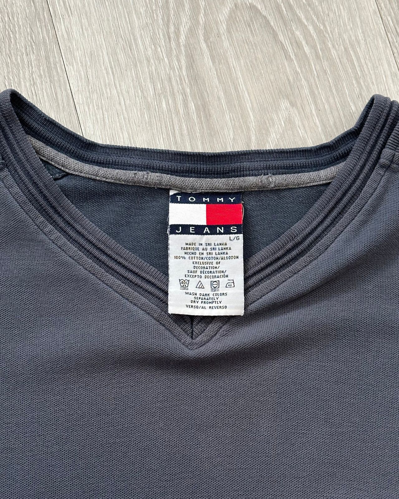 Tommy Hilfiger Vintage Tommy Hilfiger Gray V-Neck T-Shirt - Size Large Size US L / EU 52-54 / 3 - 4 Thumbnail