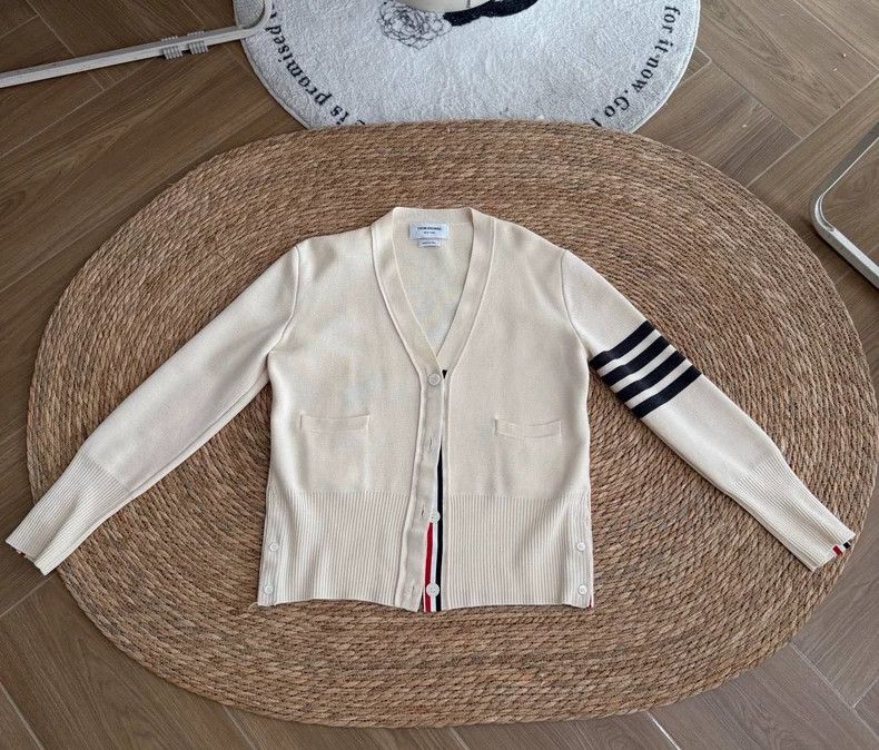 Thom Browne Thom Browne V-neck sweater Size S / US 4 / IT 40 - 2 Thumbnail