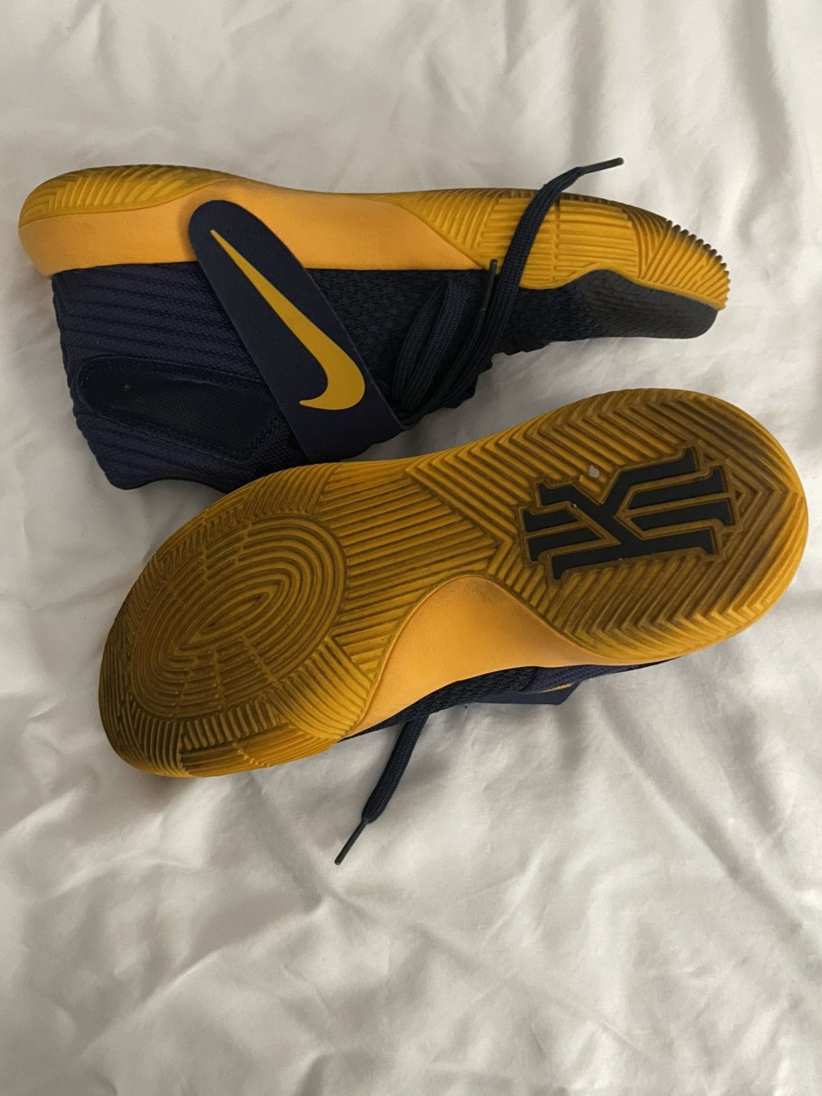 Nike Nike Kyrie 2 Cavs Size US 8.5 / EU 41-42 - 2 Thumbnail