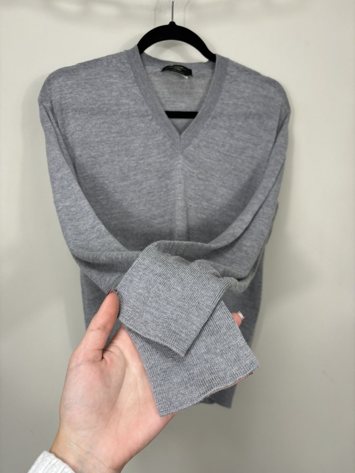 Weekend Max Mara Max Mara Plain Gray Classic Women’s Luxury V-Neck Sweater Size S / US 4 / IT 40 - 3 Thumbnail