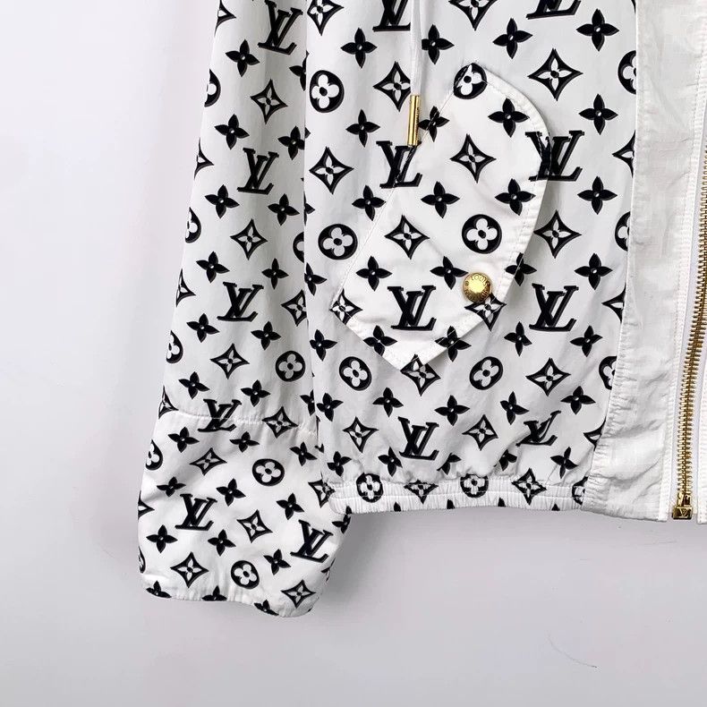 Louis Vuitton Louis Vuitton 23 white logo full-print hooded zippered lon Size XS / US 0-2 / IT 36-38 - 4 Thumbnail