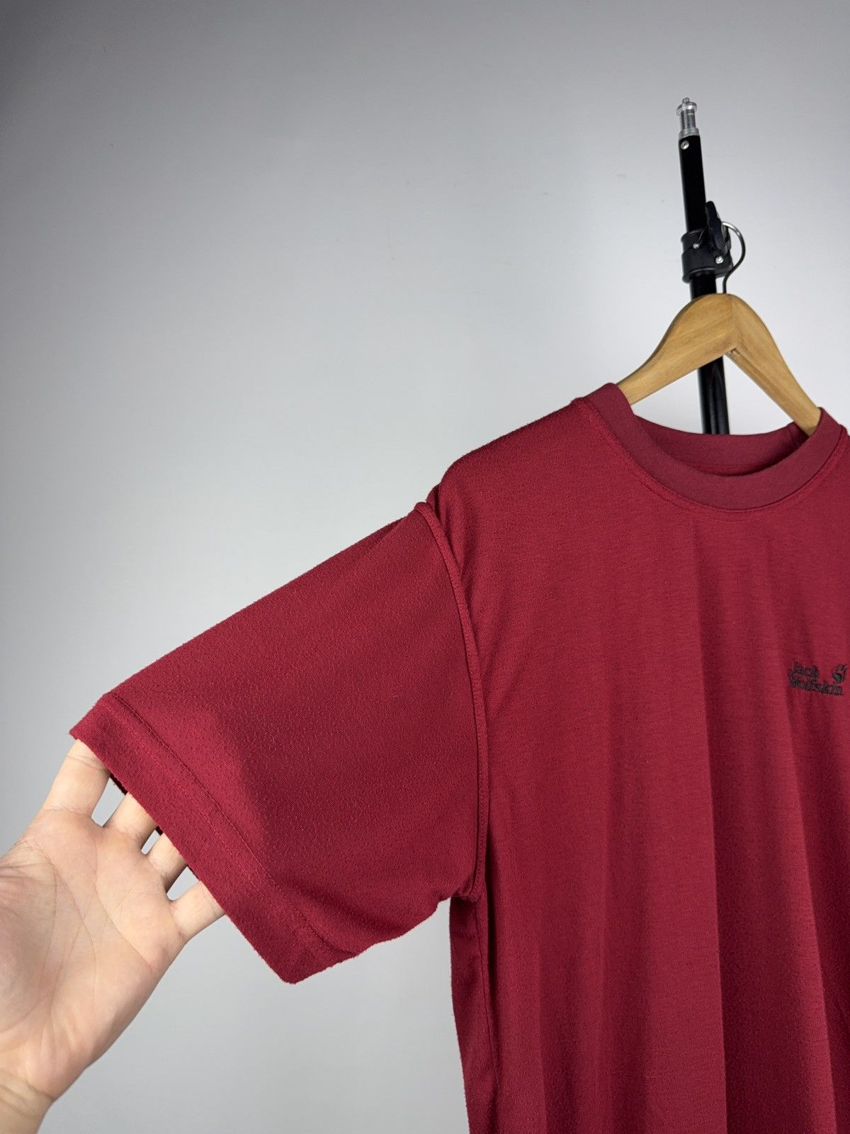 Jack Wolfskin 90s Jack Wolfskin Red Outdoor Logo Pawprint T-Shirt XL Size US L / EU 52-54 / 3 - 5 Thumbnail