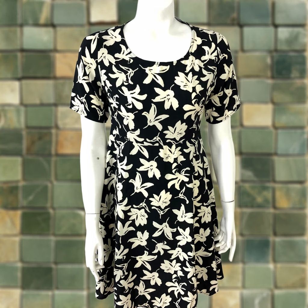 Anthropologie Everly Anthropologie Small A-Line Mini Dress All Over Print Floral Black Ivory Short Sleeve Pullover Round Neck Lined Women's Mini Dress Size S / US 4 / IT 40 - 1 Thumbnail