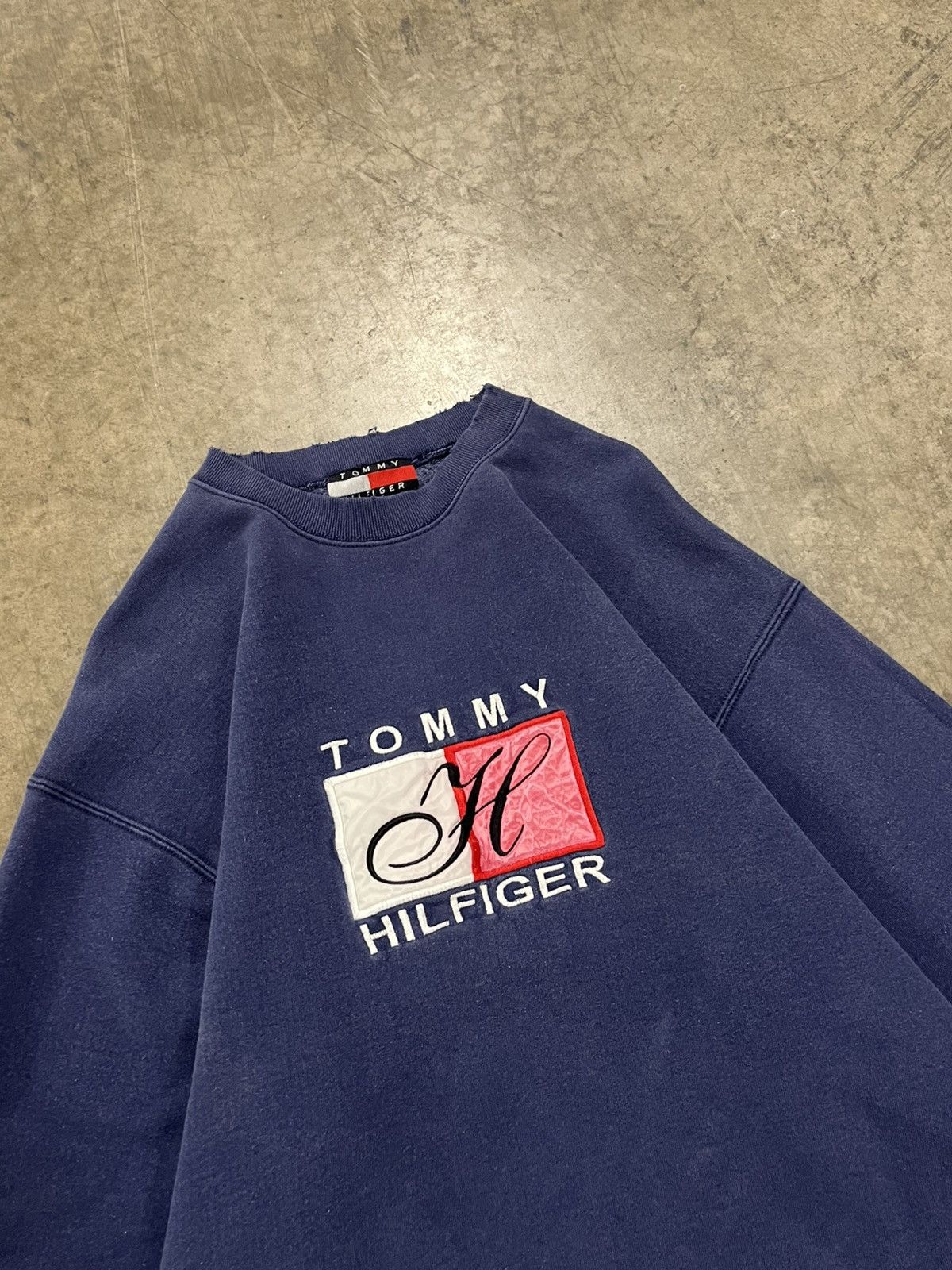 Tommy Hilfiger × Vintage Vintage 90s Tommy Hilfiger bootleg crewneck hype rare Size US XL / EU 56 / 4 - 4 Thumbnail