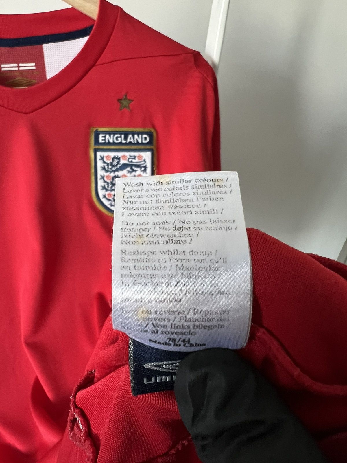 Umbro ENGLAND 2006 AWAY FOOTBALL SHIRT JERSEY UMBRO Soccer LAMPARD Size US L / EU 52-54 / 3 - 7 Thumbnail