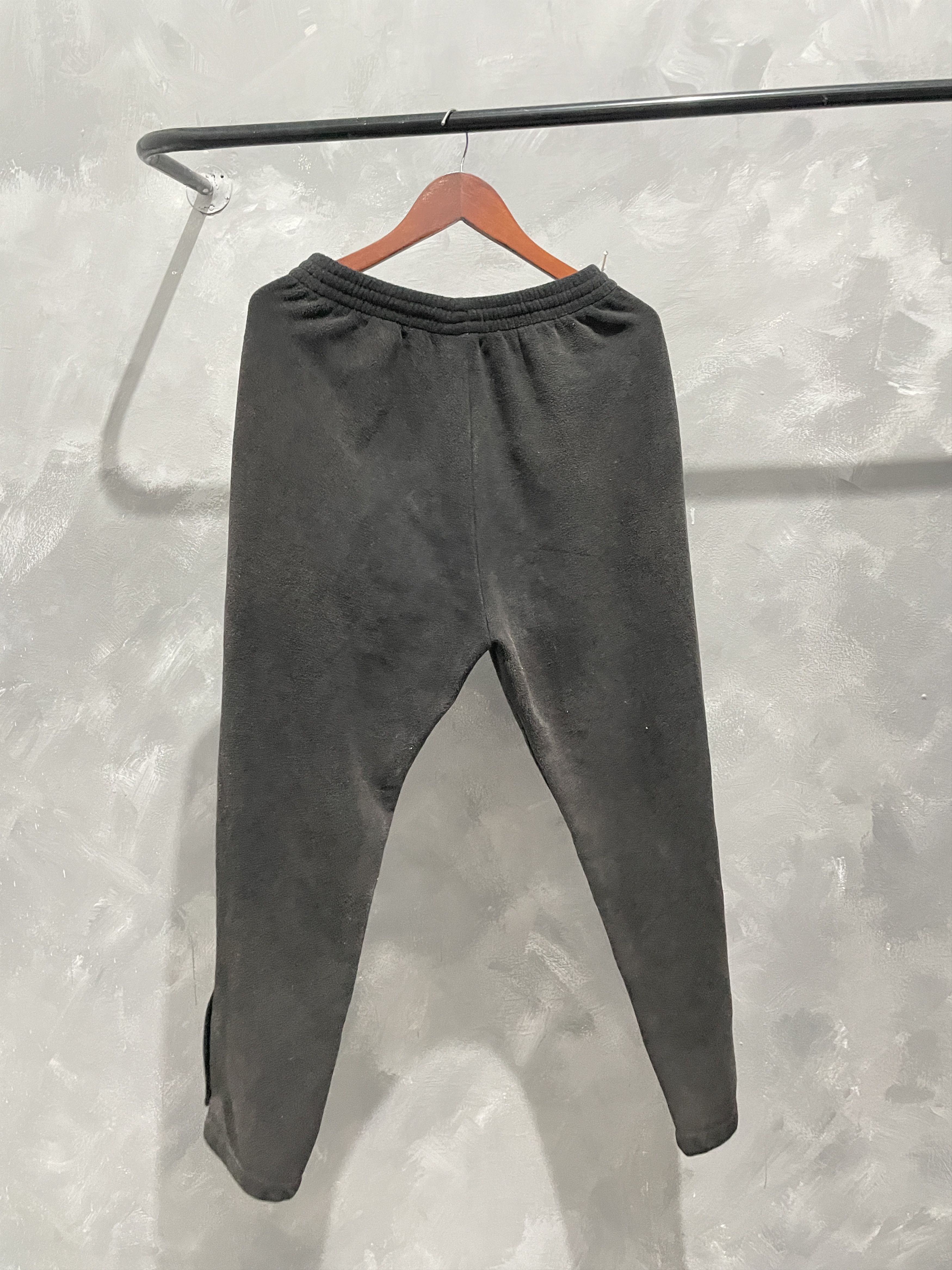 Balenciaga × Gap × Kanye West Unreleased YZY BALENCIAGA Polar Fleece Sweatpants Kanye West Size US 31 - 4 Thumbnail