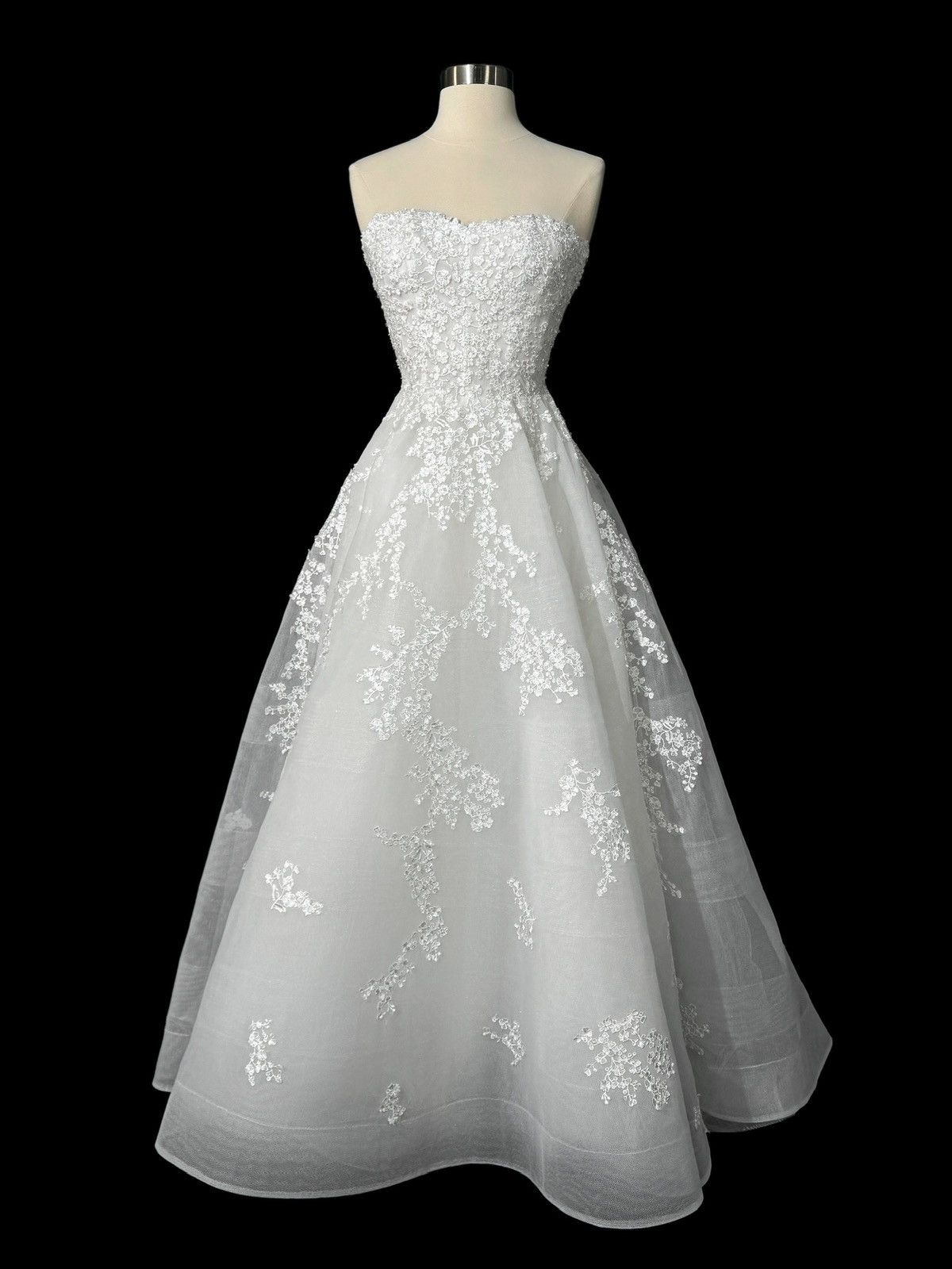 Other Preloved US 2 Anna Augusta Embroidery appliqués Bridal Gown Size XS / US 0-2 / IT 36-38 - 1 Thumbnail