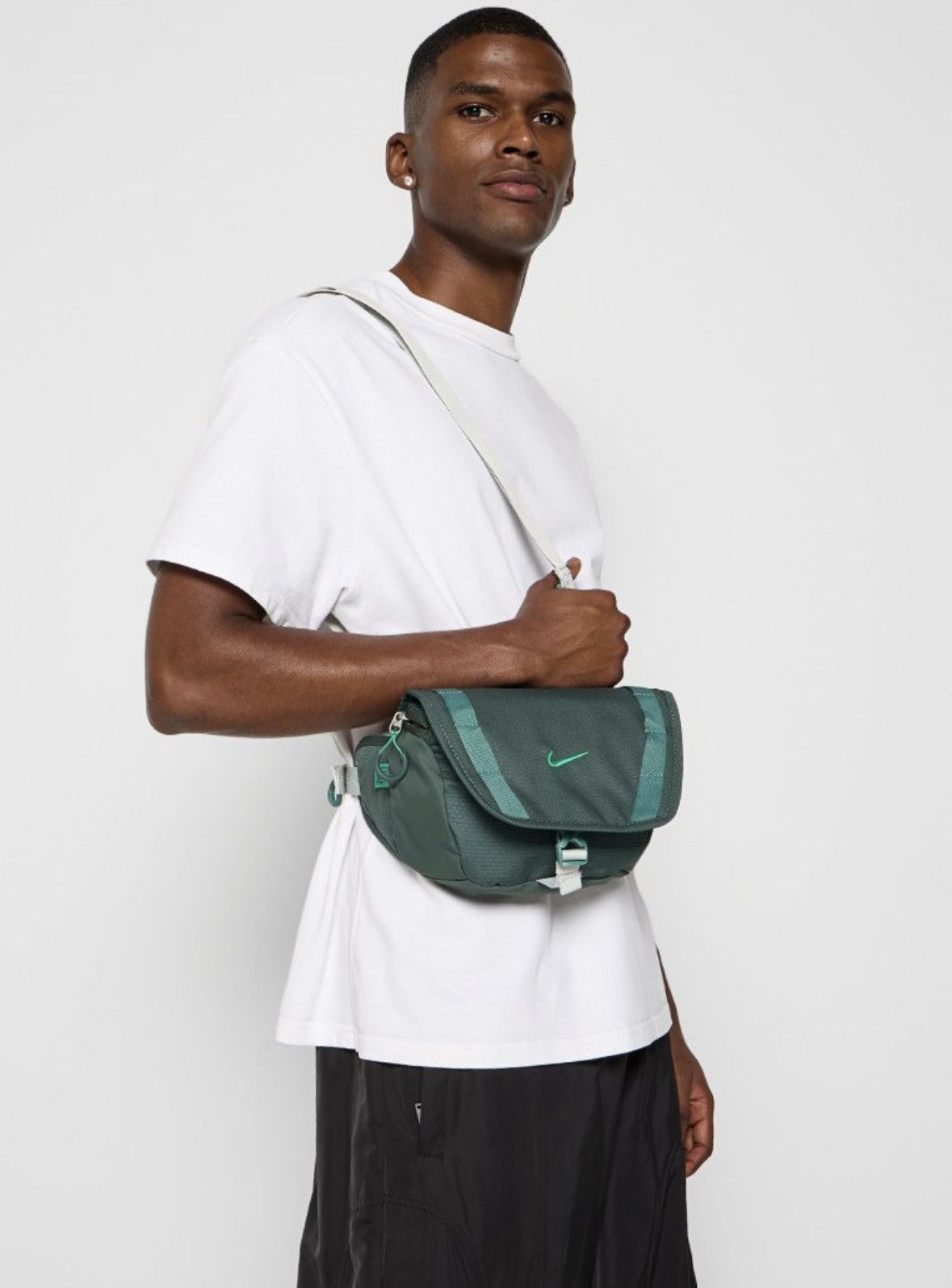 Nike Nike Sling Bag Crossbody Backpack Size ONE SIZE - 1 Thumbnail