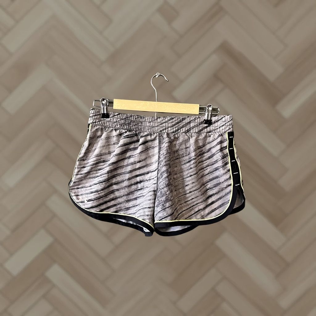Under Armour Under Armour Womens Gray Running Shorts w/ Lining Size M Athletic Activewear Shorts Gray Womens M Lined Athletic Running Shorts Size 32" / US 10 / IT 46 - 1 Thumbnail