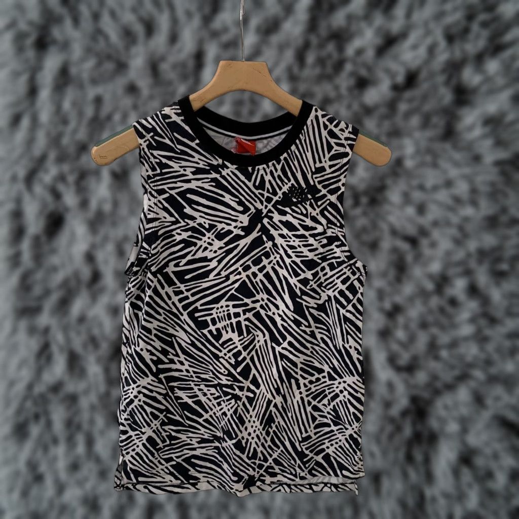 Nike Nike Red Tag Muscle Shirt Tshirt Sz XS Graphic Black White Spellout GUC 90’s Brand Nike Men T-Shirt XS Regular Black White 90s Size US XS / EU 42 / 0 - 1 Thumbnail