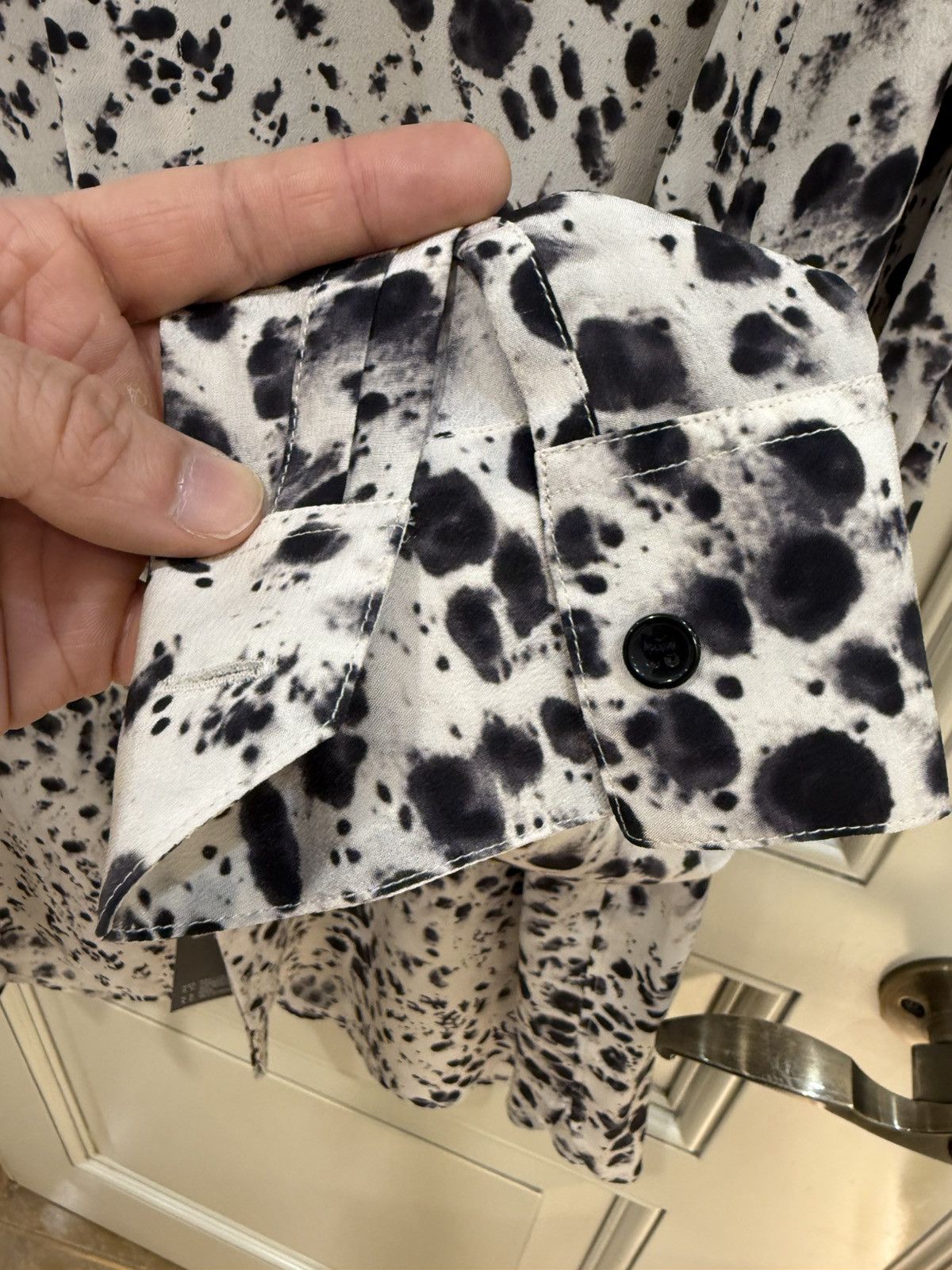 Saint Laurent Paris Snow leopard print silk shirt collar size38 Size US M / EU 48-50 / 2 - 12 Thumbnail