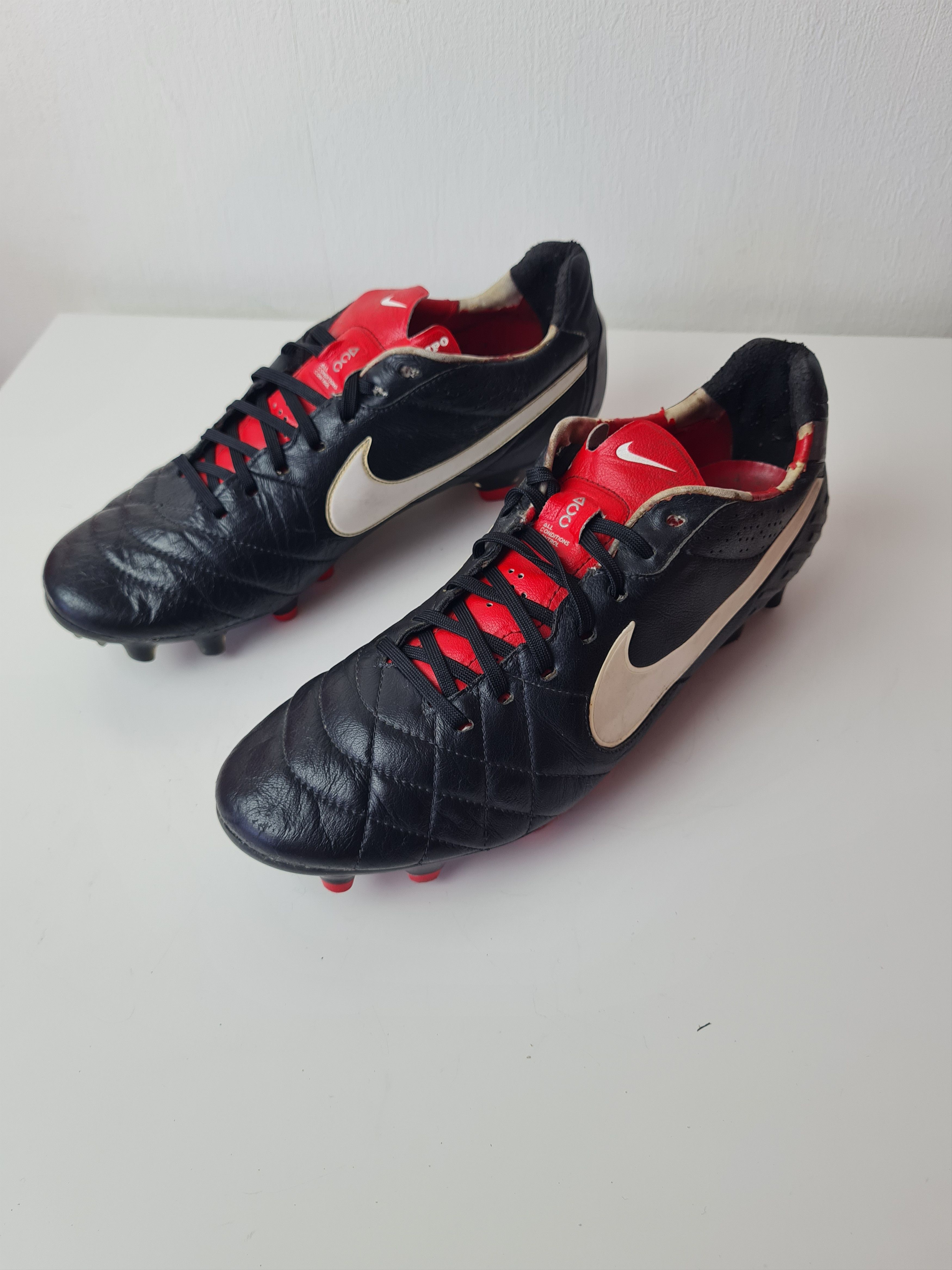 Nike Football cleats boots 2012 454309-010 NIKE TIEMPO MYSTIC Size US 9 / EU 42 - 13 Thumbnail