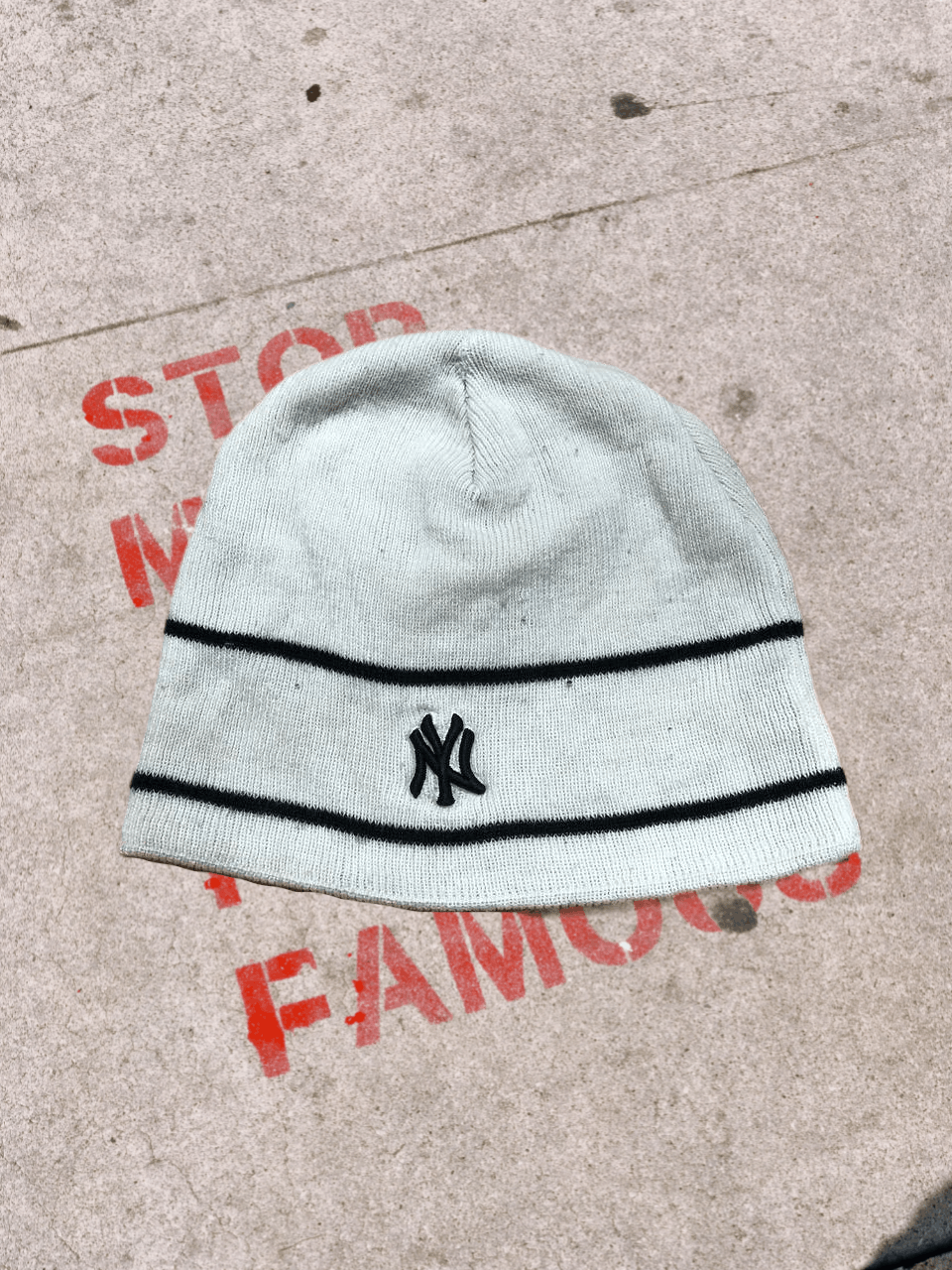 New York Yankees Print White Hats One Size Y2K New York Yankees Size ONE SIZE - 1 Thumbnail