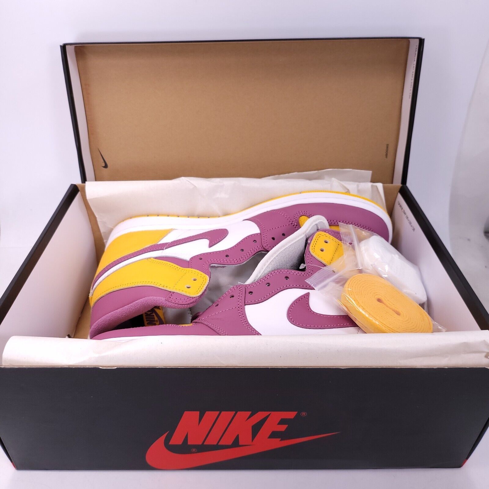 Nike Nike Air Jordan 1 Retro High Basketball Size 10.5 555088-706 Size US 10.5 / EU 43-44 - 7 Thumbnail