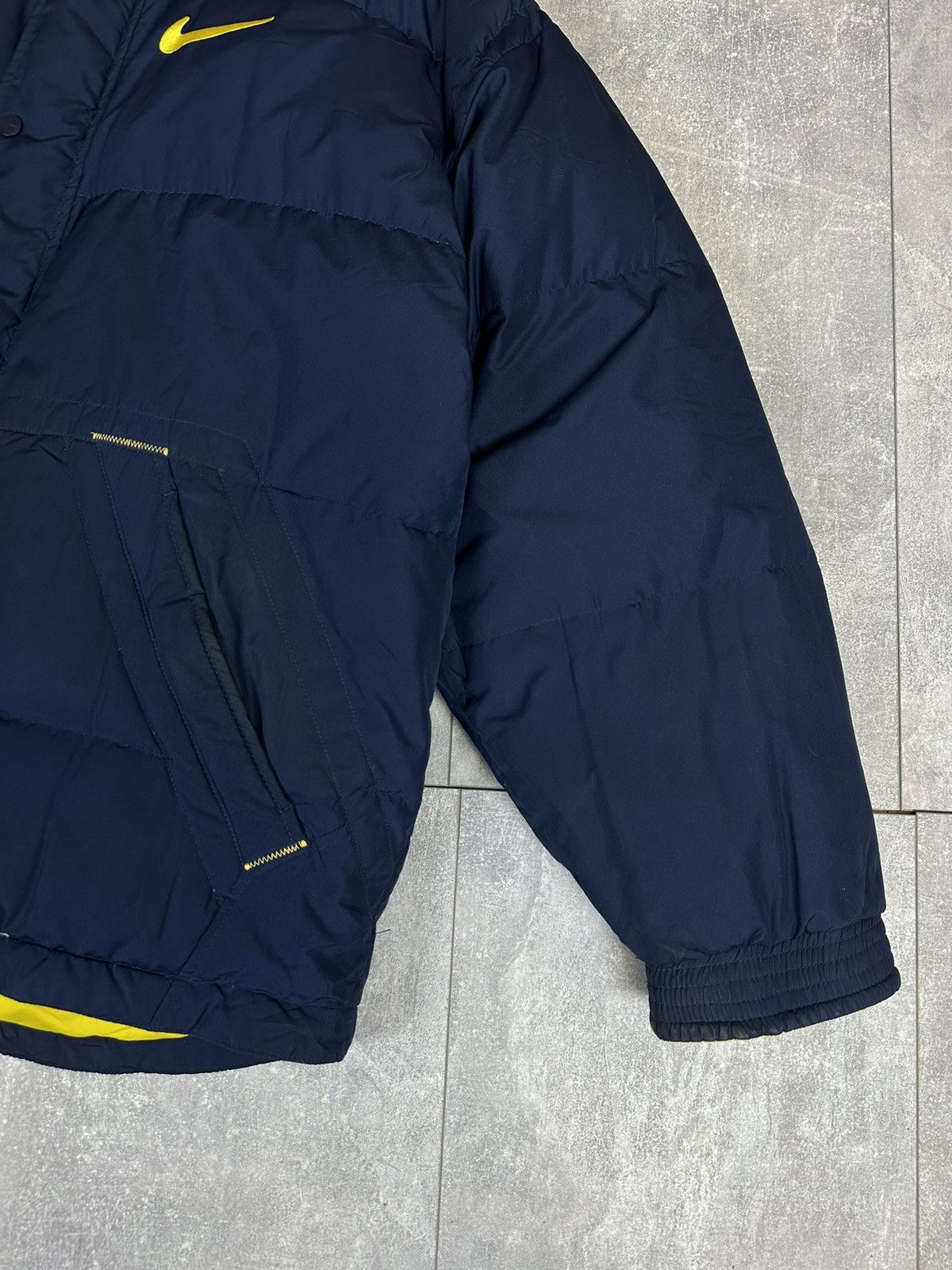 Vintage Men’s vintage rare Nike overprint logo Down jacket Size US L / EU 52-54 / 3 - 14 Thumbnail