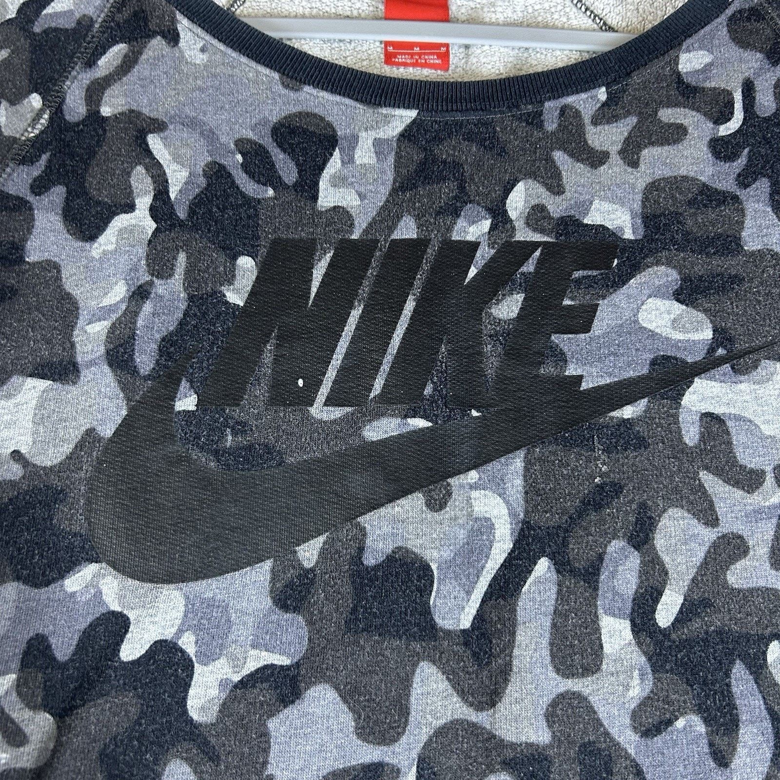 Nike Nike Women Sweatshirt Medium Gray Camo Scoop Neck Pullover Size M / US 6-8 / IT 42-44 - 2 Thumbnail
