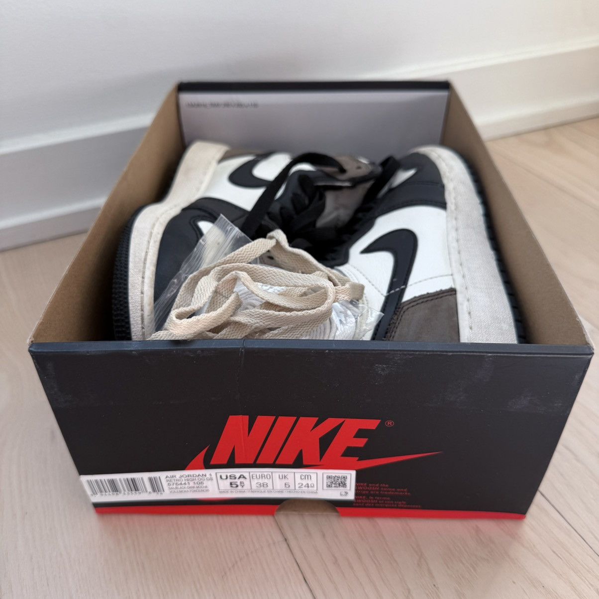 Nike Jordan 1 Retro High Mocha 5.5M/7W Size US 5.5 / EU 38 - 8 Thumbnail