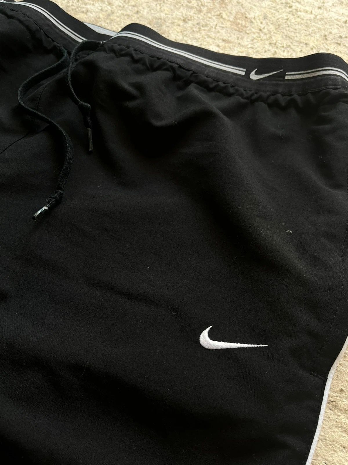 Nike Nike 2006 L Track Pants Black White Rare Made in Indonesia Size 28" / US 6 / IT 42 - 2 Thumbnail