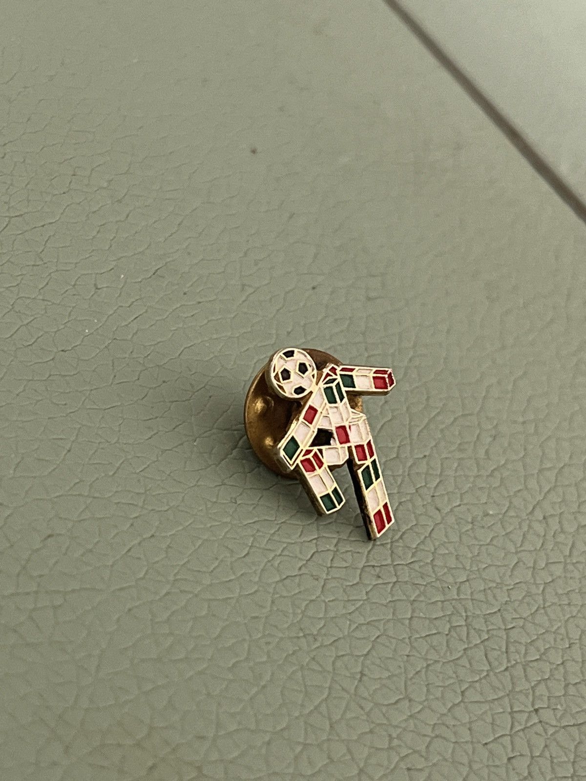 Vintage Italia 90 football World Cup vintage pin (rare) Size ONE SIZE - 2 Thumbnail