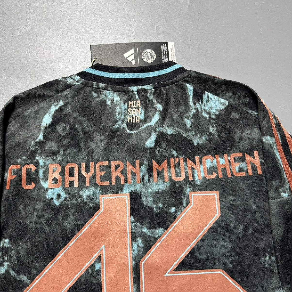 Vintage BAYERN ADIDAS 2024/2025 FOOTBALL AWAY JERSEY #46 KARL Size US S / EU 44-46 / 1 - 11 Thumbnail