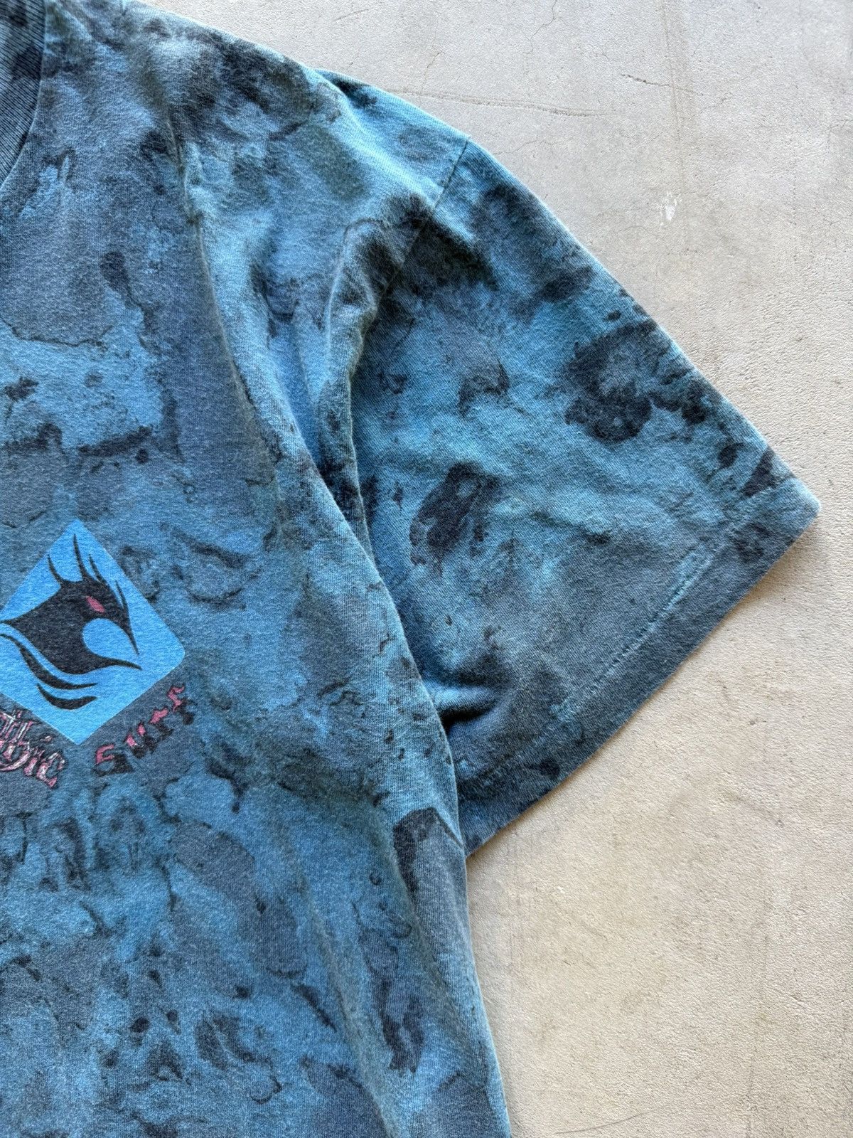 Vintage Vintage Single Stitch Gothic Surf Shirt Size US L / EU 52-54 / 3 - 6 Thumbnail
