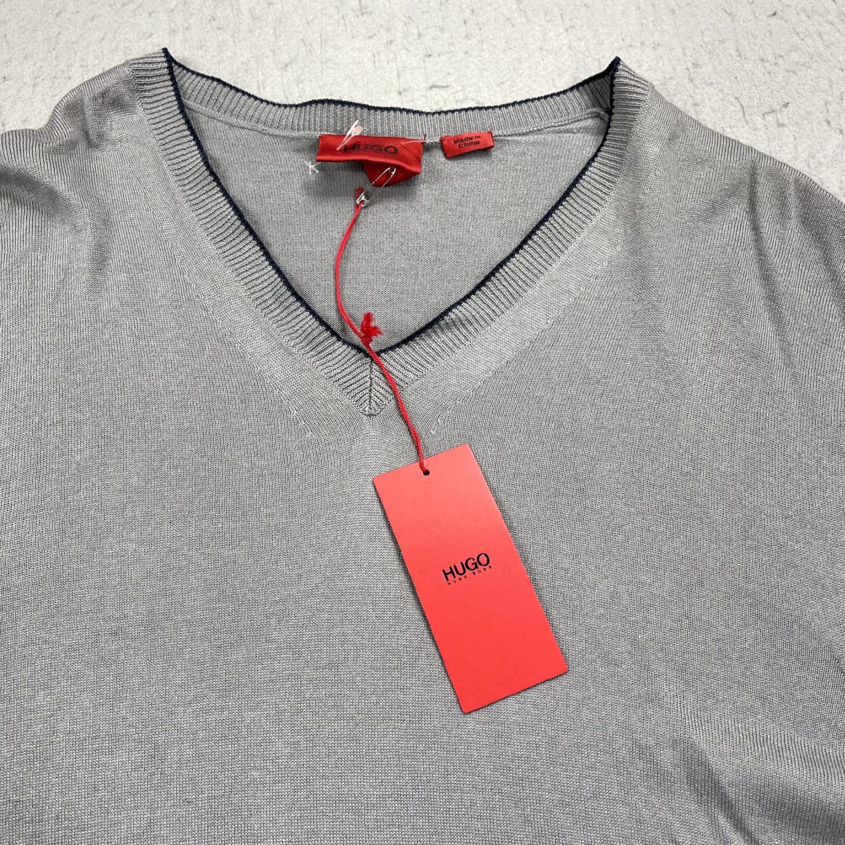 Hugo Boss HUGO BOSS Sweater Mens 2XL Gray Silk Cashmere V-Neck Lightweight Knit Pullover Size US XXL / EU 58 / 5 - 2 Thumbnail