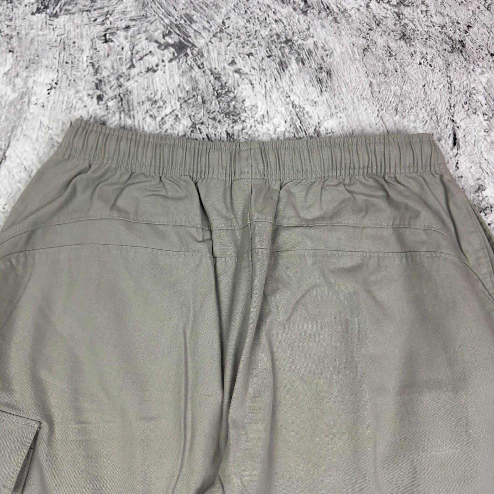Nike Nike Men's gray Black Cotton Logo Solo Swoosh Cargo Shorts Size US 30 / EU 46 - 8 Thumbnail