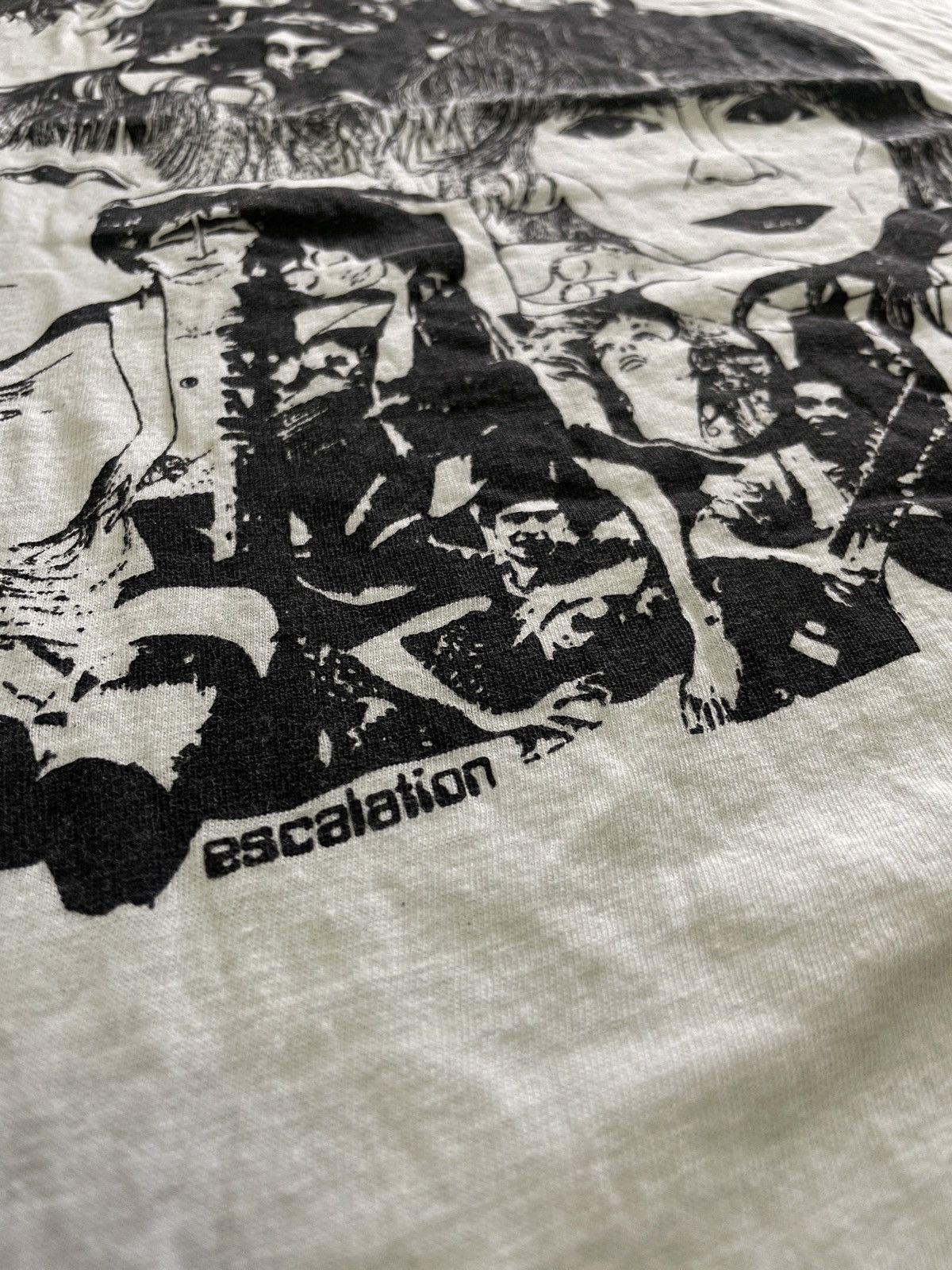 Band Tees × Vintage Vintage 80s Arts The Beatles “REVOLVER” Album Band Tees Size US M / EU 48-50 / 2 - 3 Thumbnail