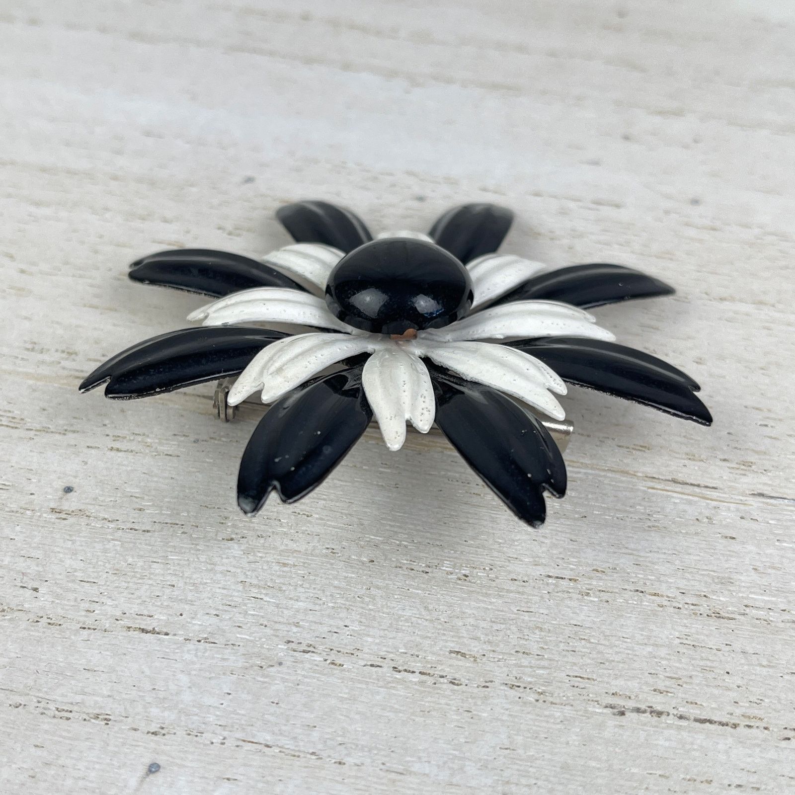 Vintage VTG 1960’s Black White Daisy Flower Brooch Pin Metal Enamel Size ONE SIZE - 9 Thumbnail