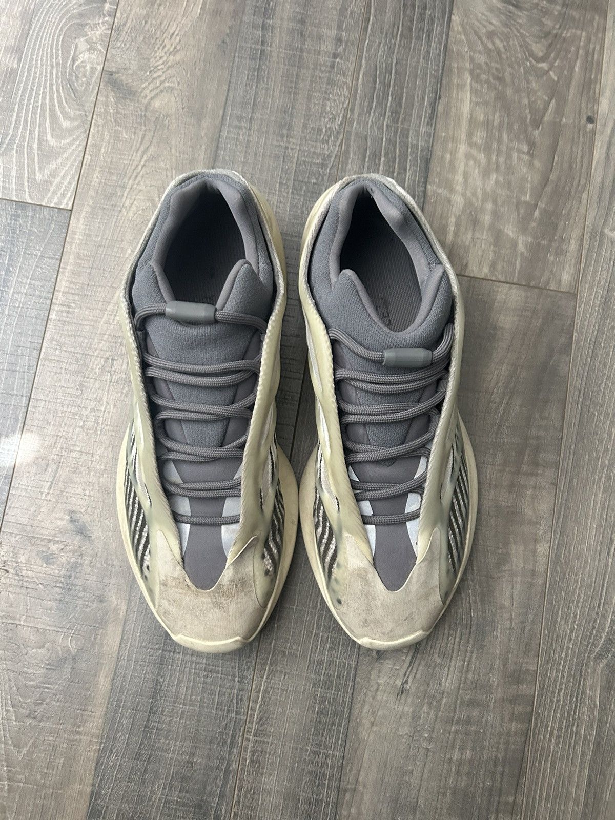 Adidas Yeezy 700 v3 Fade Salt 🧂 Size US 11 / EU 44 - 2 Thumbnail